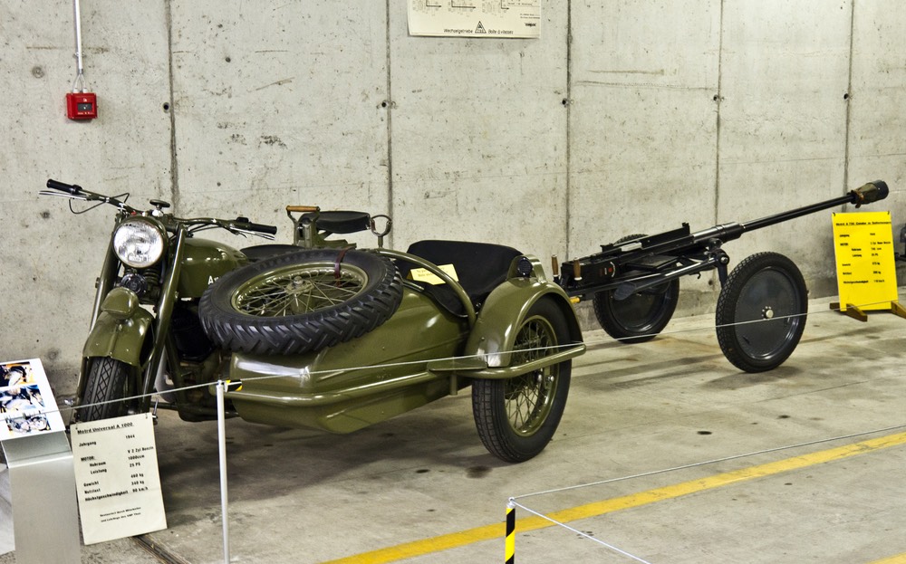 Universal_Moto12